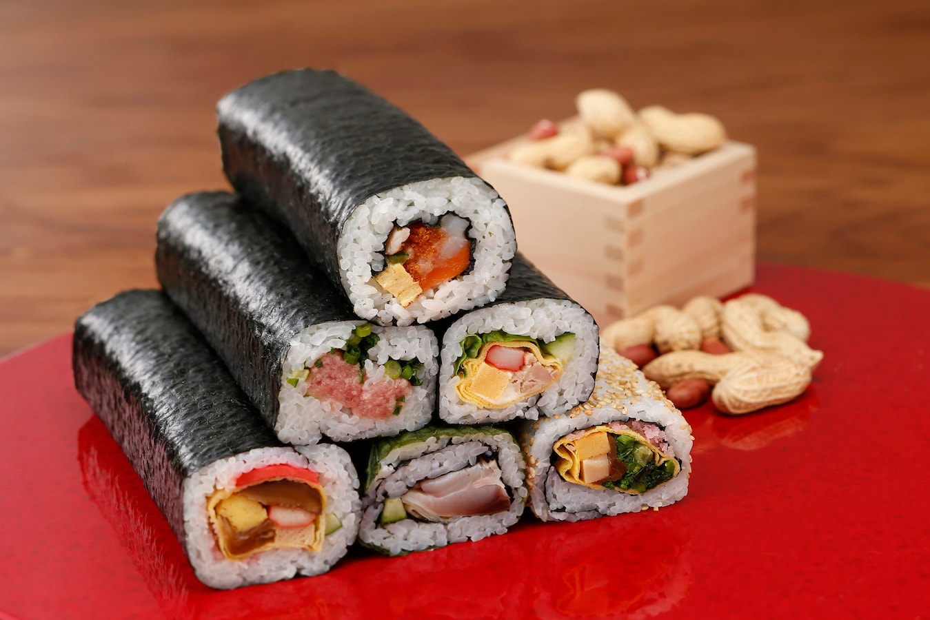 用筷子将寿司卷卷在厚木板寿司卷上. 日本食品 库存图片. 图片 包括有 食物, 菜单, 筷子, 日本, 三文鱼 - 228793155