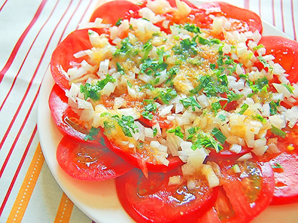 トマトサラダの作り方 和風玉ねぎドレッシングのレシピも 毎日の野菜 フルーツレシピ All About