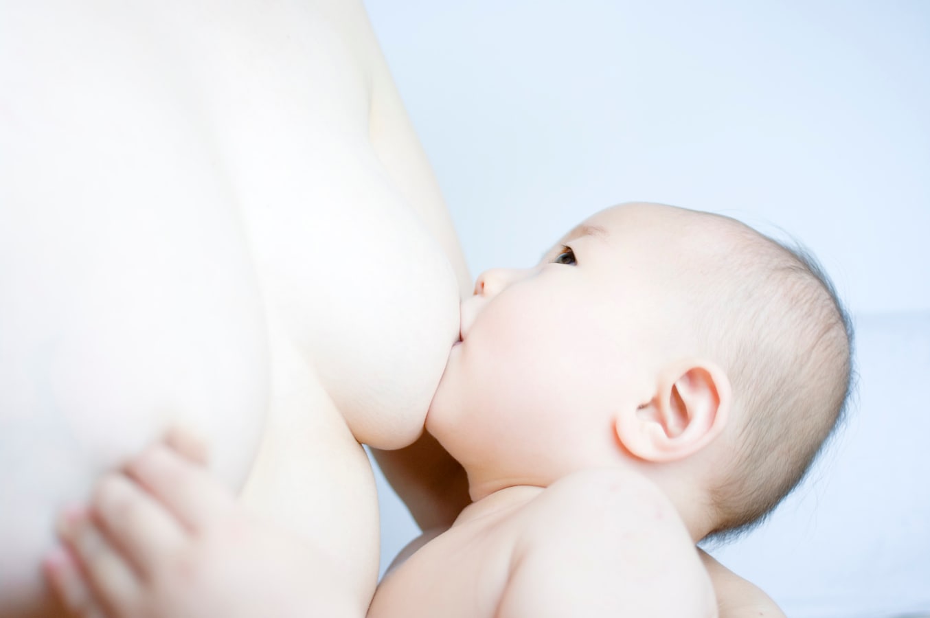 赤ちゃんへのおっぱいの含ませ方と授乳の姿勢はどうするのがいい 母乳育児 授乳 All About