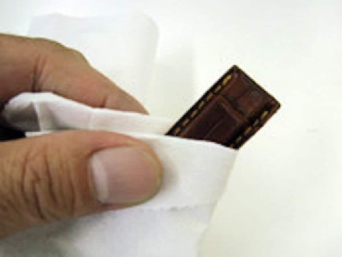 腕時計の革ベルトの手入れの仕方汗染み 臭いを落とす洗浄法 男の腕時計 All About