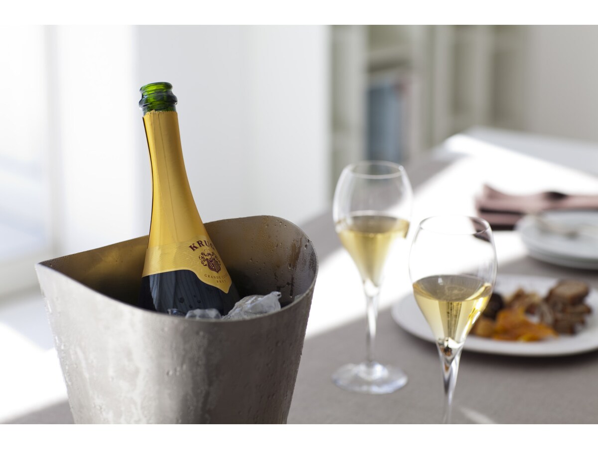 シャンパンをナイフで開ける？ シャンパンサーベルの原理と使い方とは