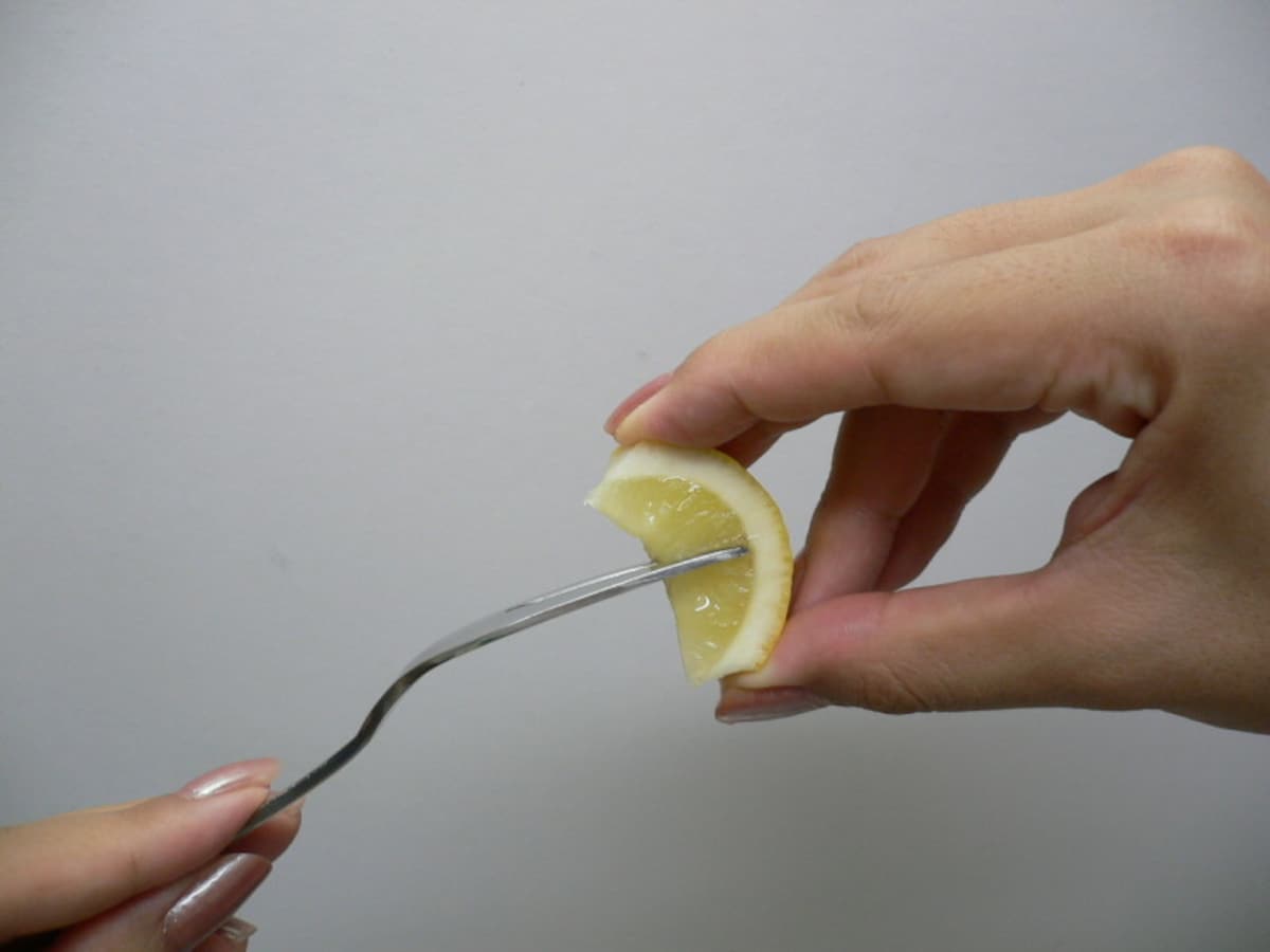 レモン絞り方マナー 輪切りレモンの場合やフォークを使う際は 暮らしの歳時記 All About