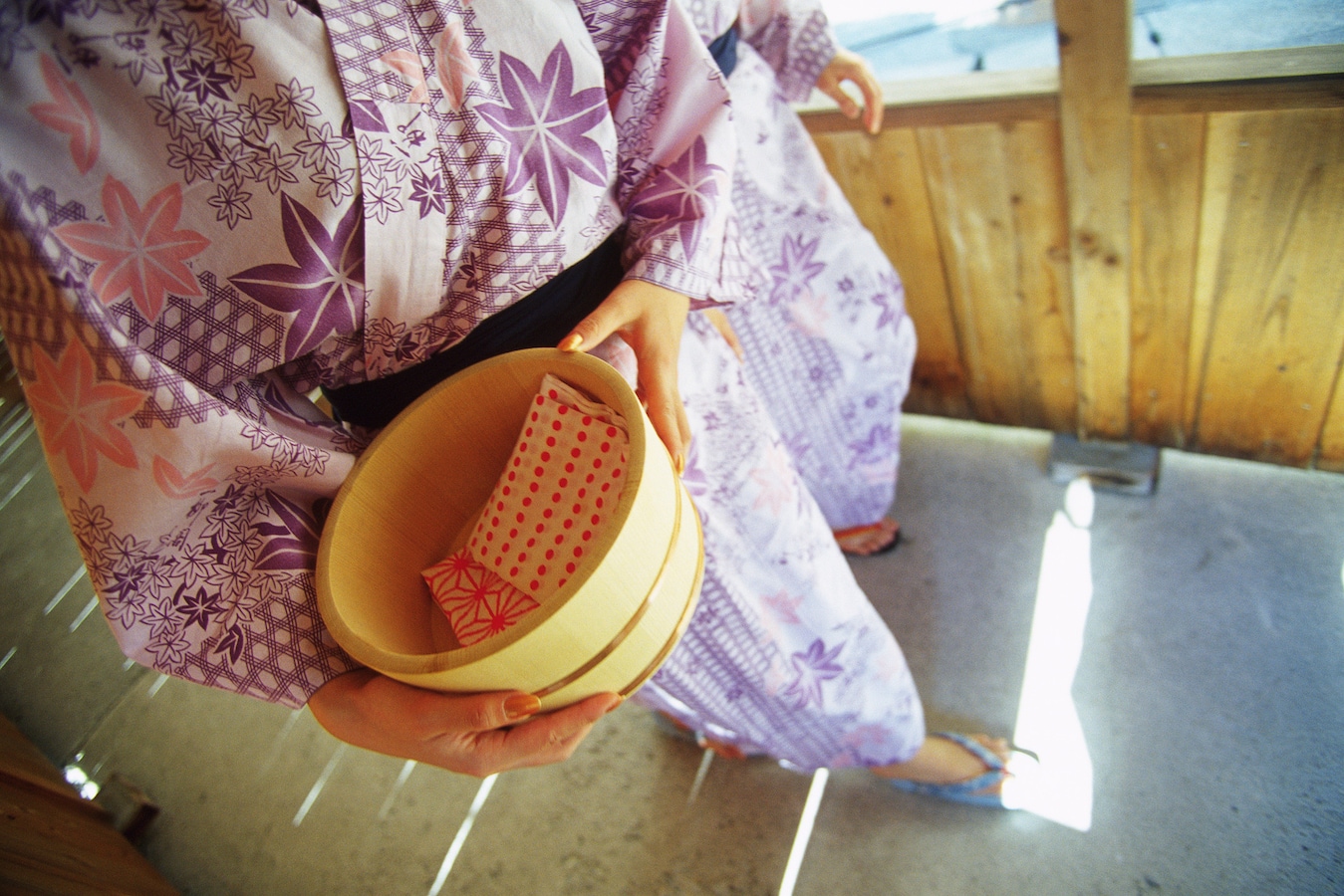 旅館 温泉宿での浴衣の着方 女性 男性別の粋な着こなしポイント 暮らしの歳時記 All About