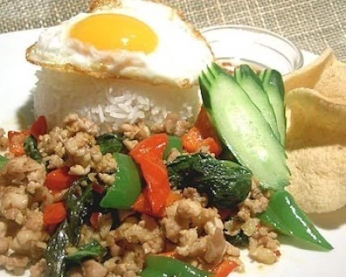 鶏肉のバジル炒めご飯のレシピ 人気タイ料理の作り方 世界のおうちご飯 All About