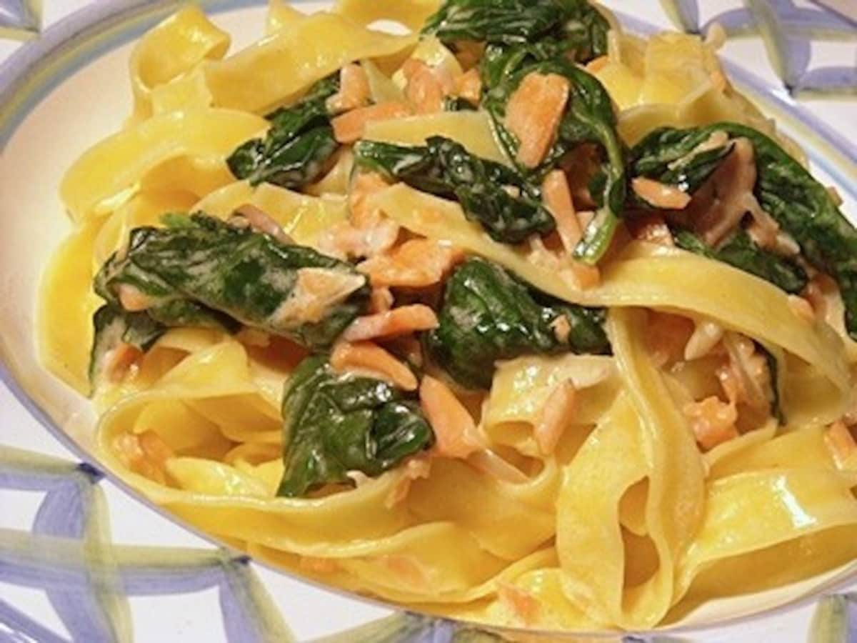 グルテンフリーのキノコとほうれん草のタリアテッレのレシピ