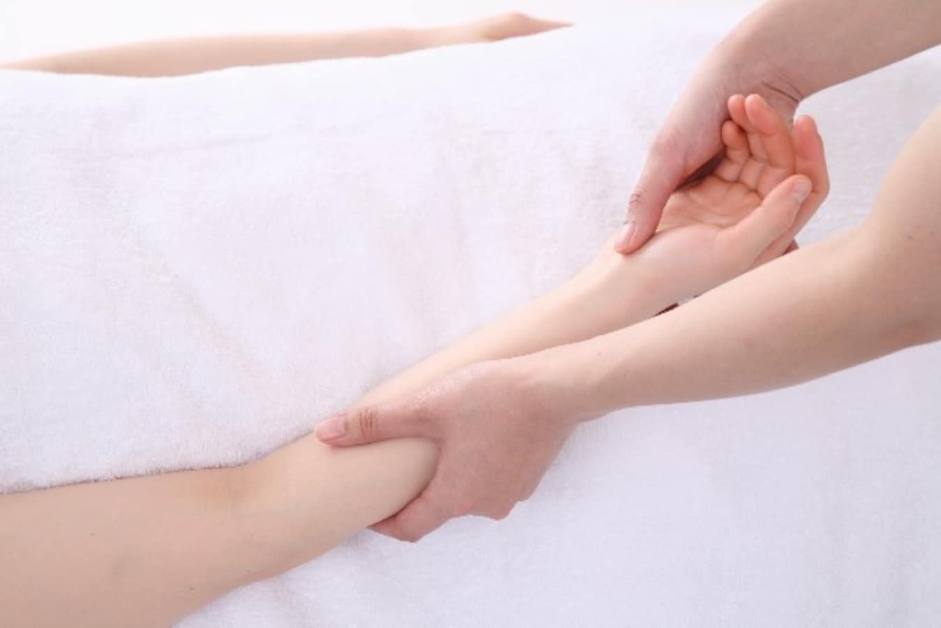 悪い姿勢が手指のしびれと肩こりを引き起こす 肩こり All About 悪い姿勢が手指のしびれと肩こりを引き起こす 肩こり All About