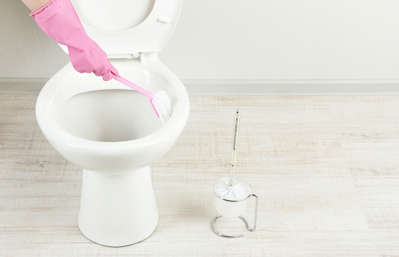 トイレ掃除で汚れを効果的に落とす方法！ふち裏や床、壁を綺麗に [掃除] All About