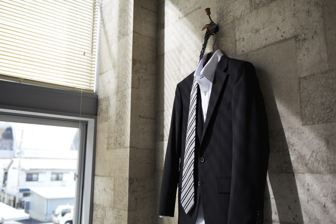 Tvフォールドとは ポケットチーフをスクエア形にする折り方 スーツ ジャケット All About