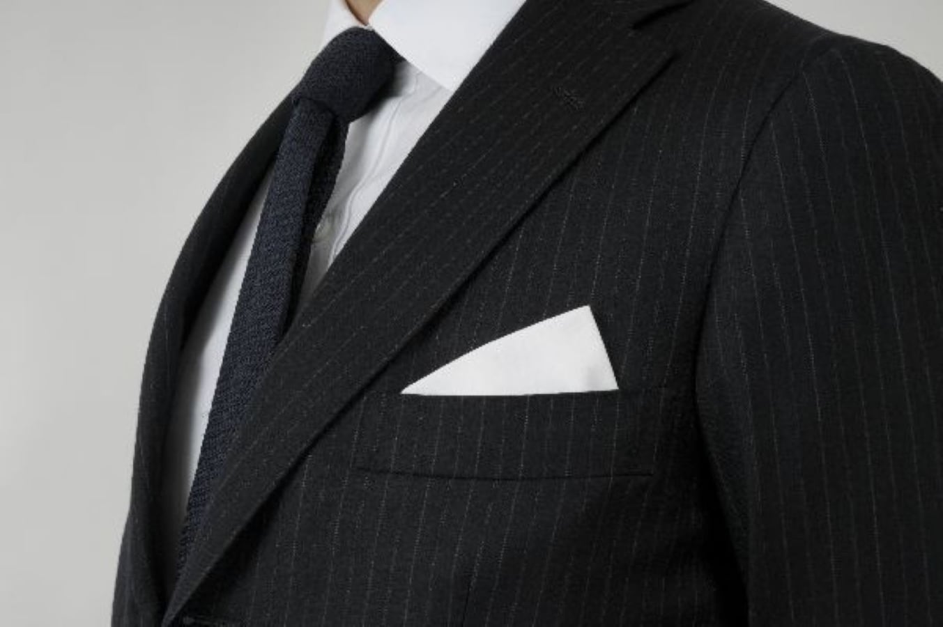 ポケットチーフの折り方：トライアングル…結婚式やフォーマルの場に [スーツ・ジャケット] All About
