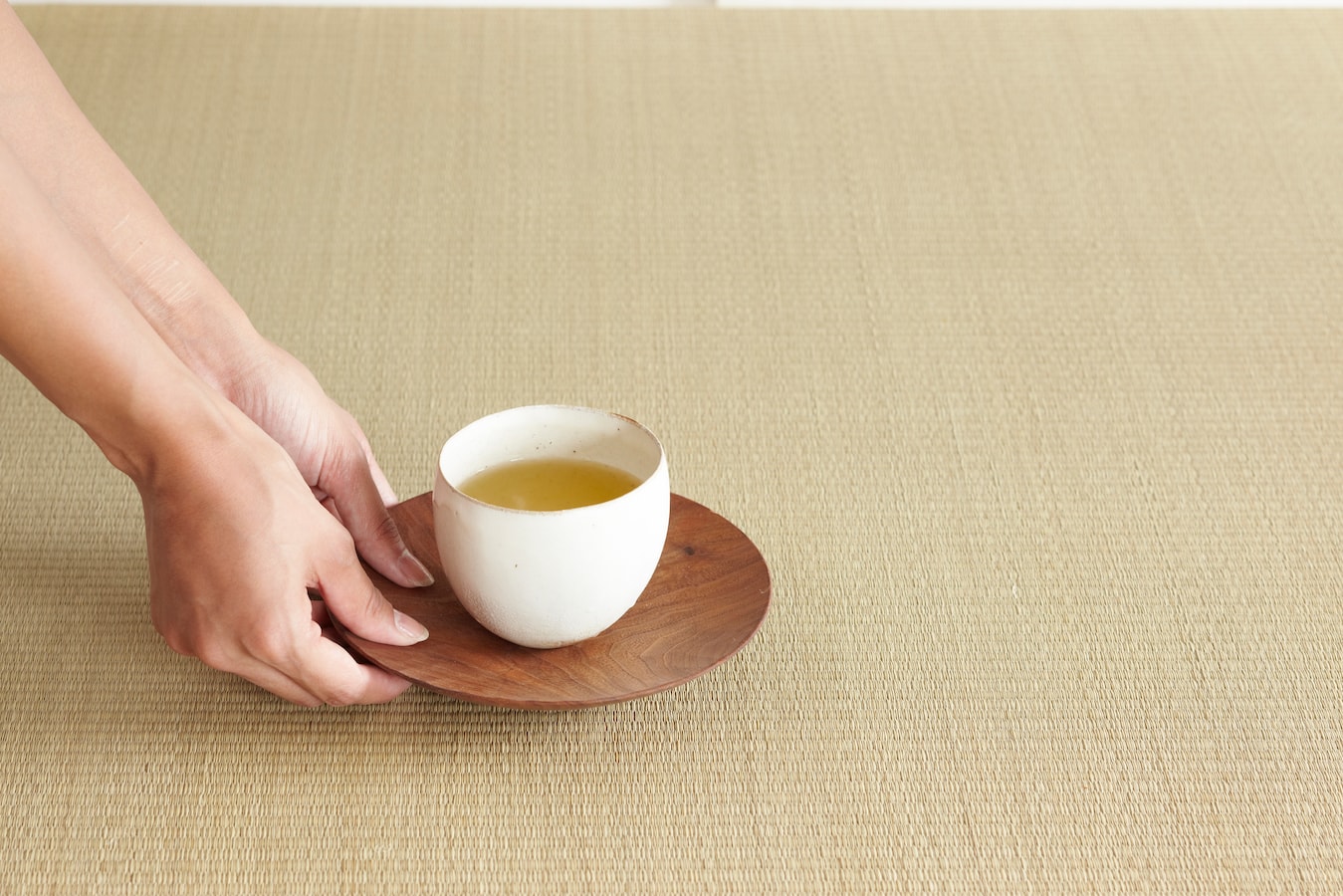 手を綺麗に見せる 指先マナーと美しい所作の基本 暮らしのマナー All About
