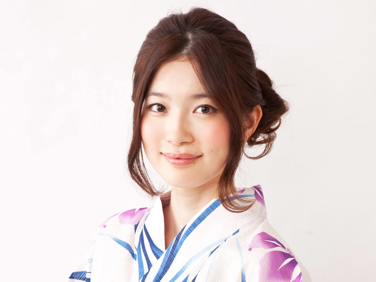 ミディアム浴衣低めの位置で作る簡単サイドシニヨン 浴衣ヘアアレンジ