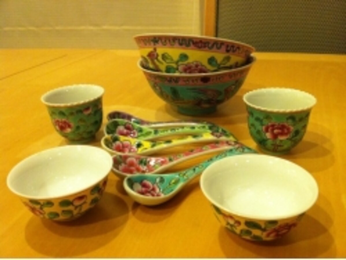 プラナカン 陶磁器 高脚皿 色鮮やかな花と龍 見た目も可愛い！色鮮やかな「プラナカン食器」 [シンガポール] All About