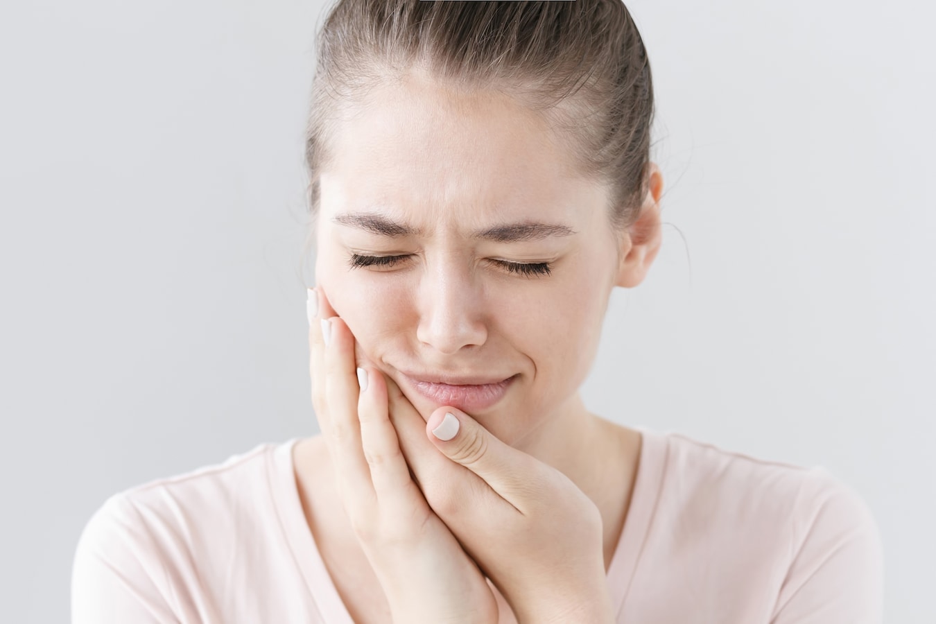 歯が痛くて噛めない 顔が腫れた 即歯科受診すべき5症状 歯 口の病気 All About