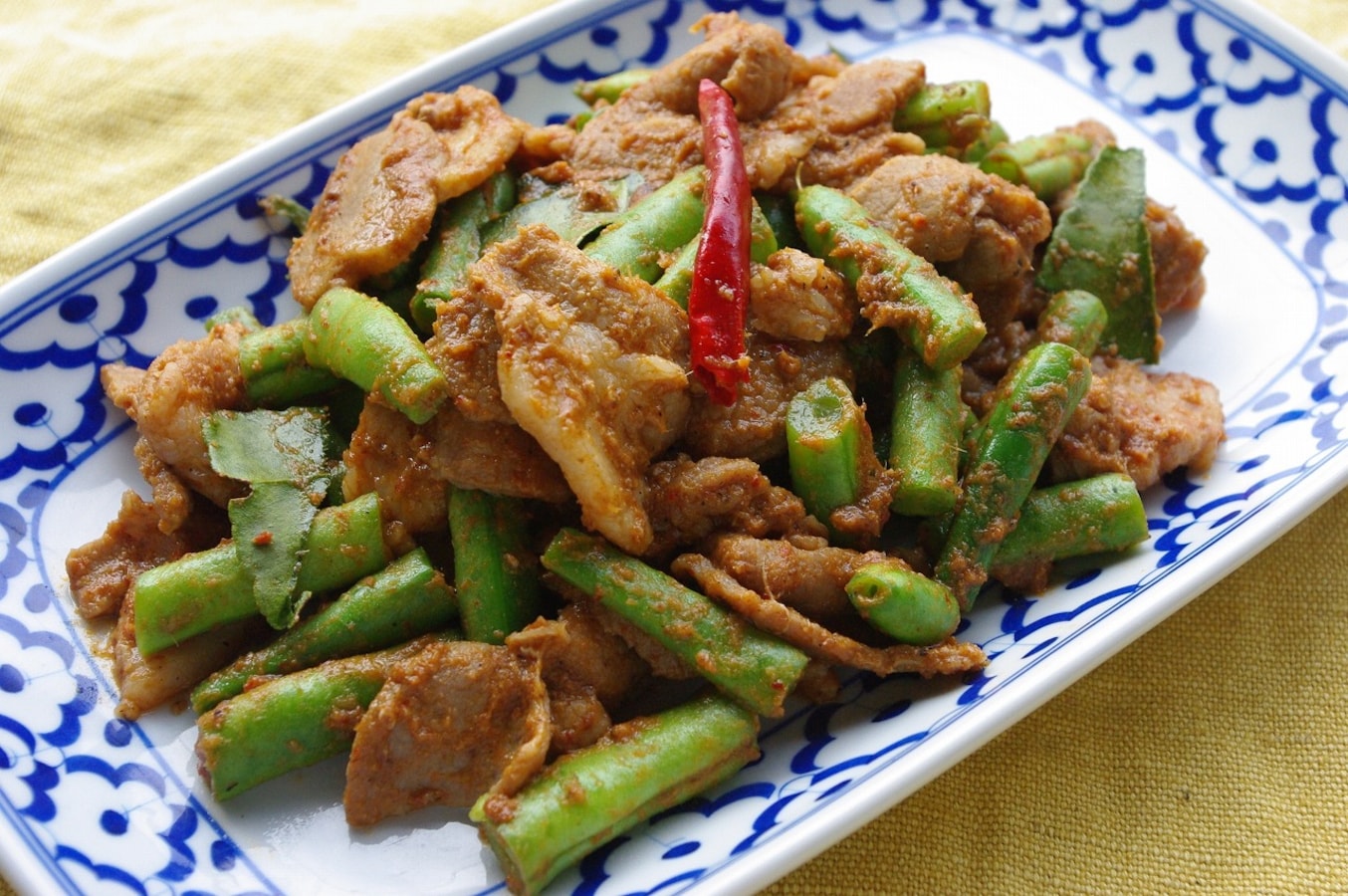 ピリ辛 豚肉のレッドカレー炒め 毎日のタイ料理 All About ピリ辛 豚肉のレッドカレー炒め 毎日のタイ料理 All About