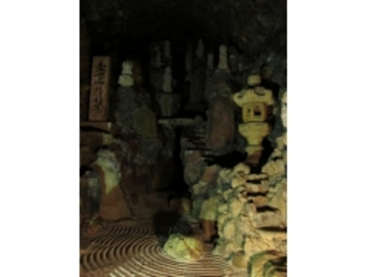 2/2 一人の漢が掘り抜いた観音浄土 洞窟観音 [寺・神社] All About