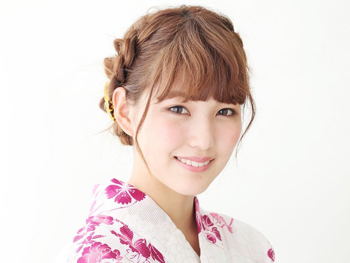 浴衣の髪型に 編み込みのミディアムヘアアレンジのやり方 浴衣ヘアアレンジ All About 浴衣の髪型に 編み込みのミディアムヘアアレンジのやり方 浴衣ヘアアレンジ All About