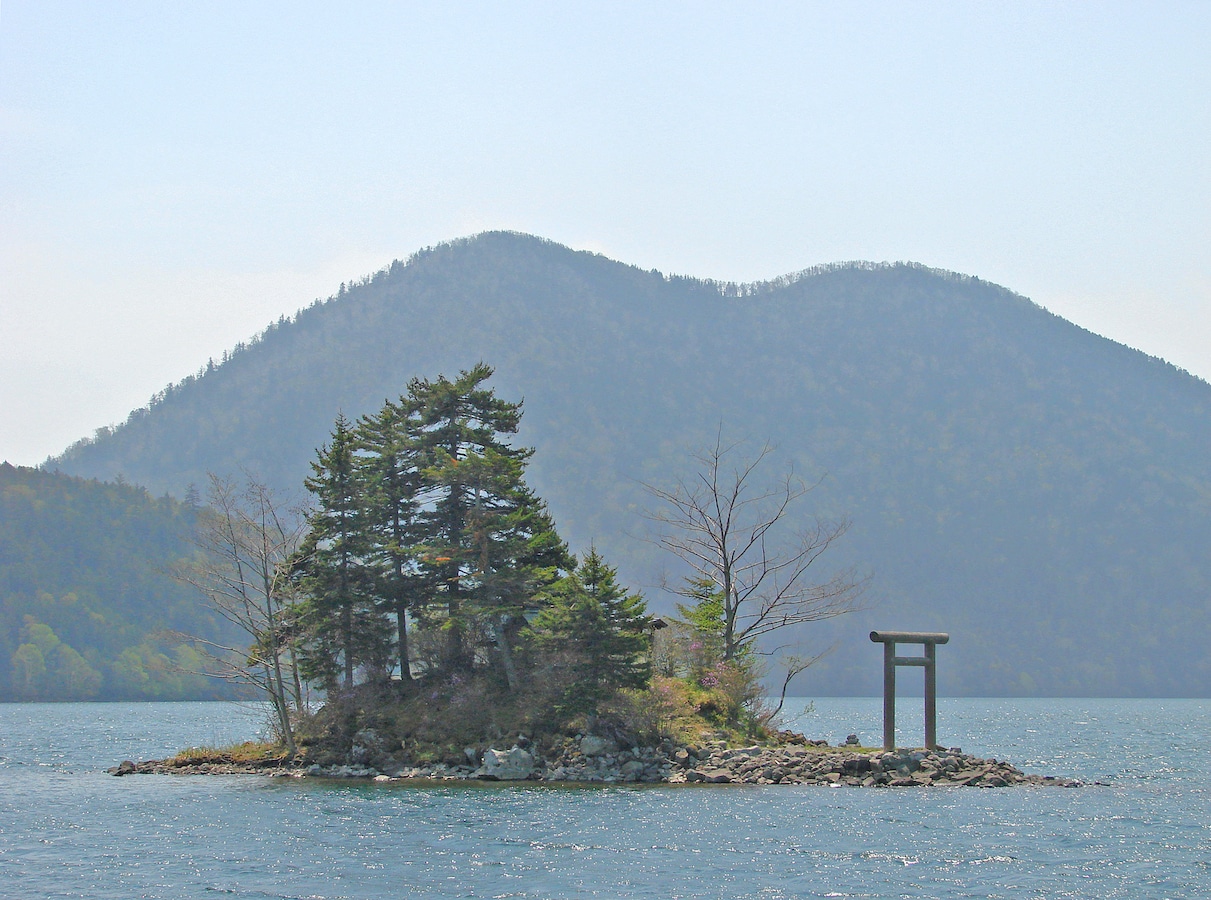 パワースポット 弁天島に上陸 北海道の観光スポット 然別湖 北海道の観光 旅行 All About パワースポット 弁天島に上陸 北海道の観光スポット 然別湖 北海道の観光 旅行 All About