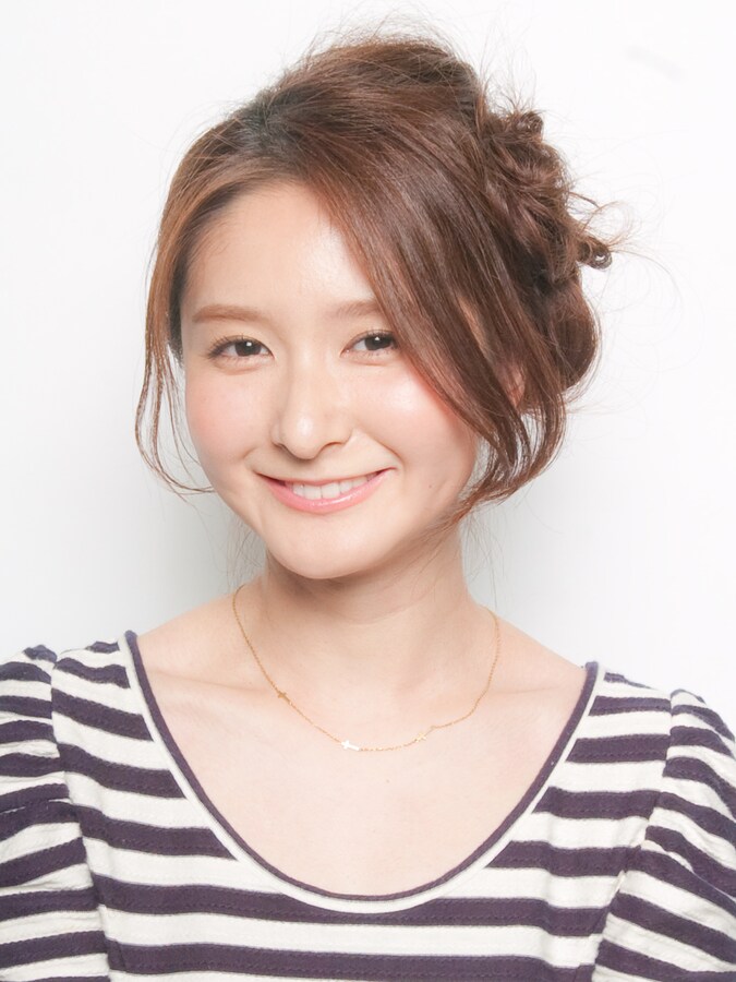 ねじりどめでフェミニンアップアレンジ ヘアアレンジ All About ねじりどめでフェミニンアップアレンジ ヘアアレンジ All About