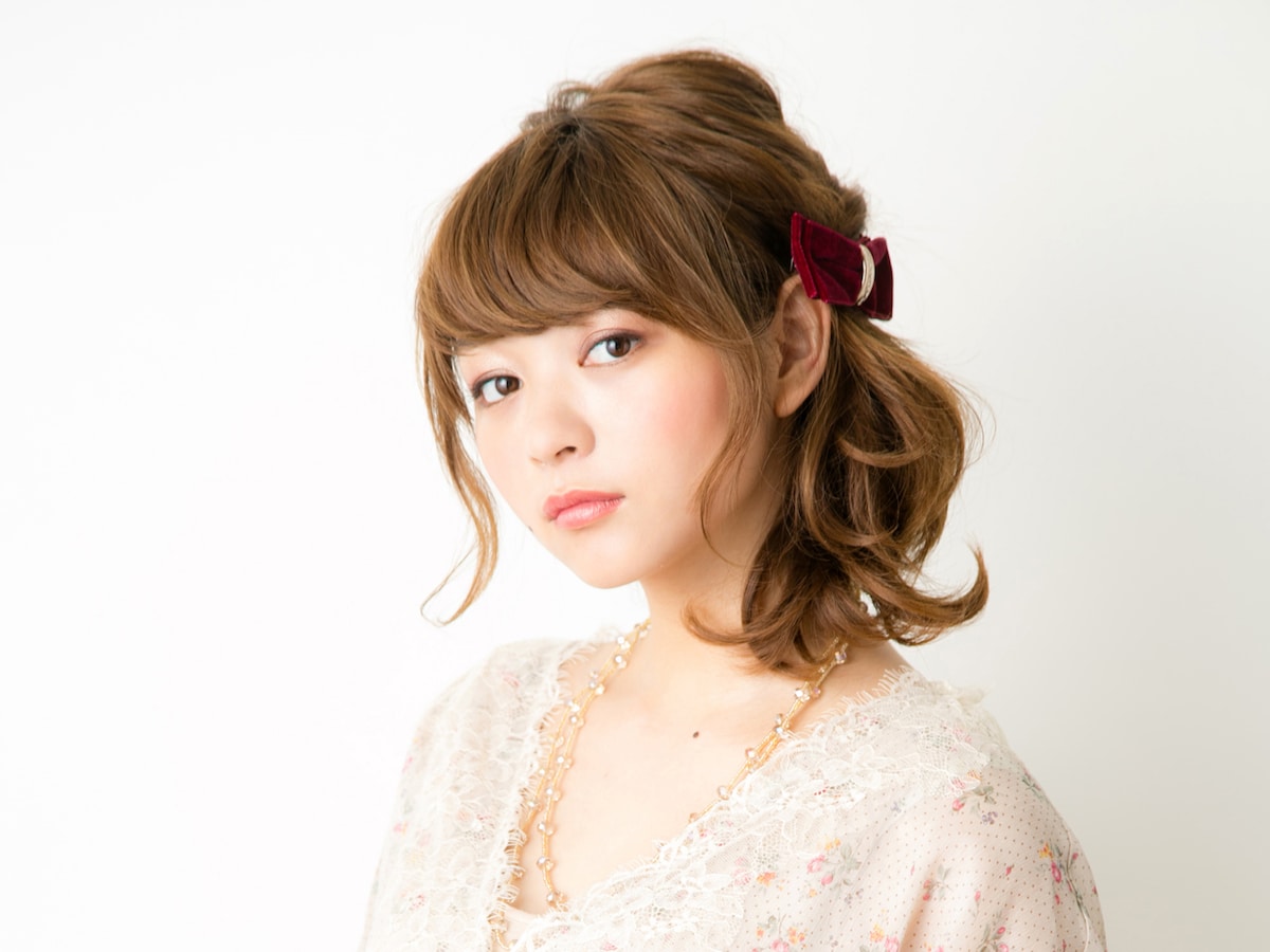 定番人気 リボン使いが大人ガーリーなサイドアップ 結婚式 パーティーヘアアレンジ All About
