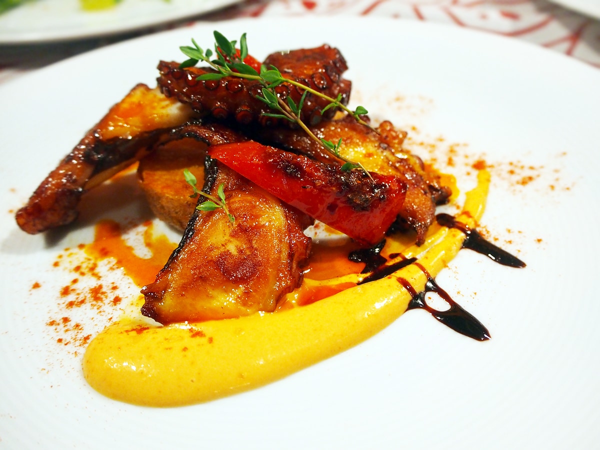 窯焼きパンとタコの柔らかさに驚愕するガリシア料理店 [スペイン料理] All About