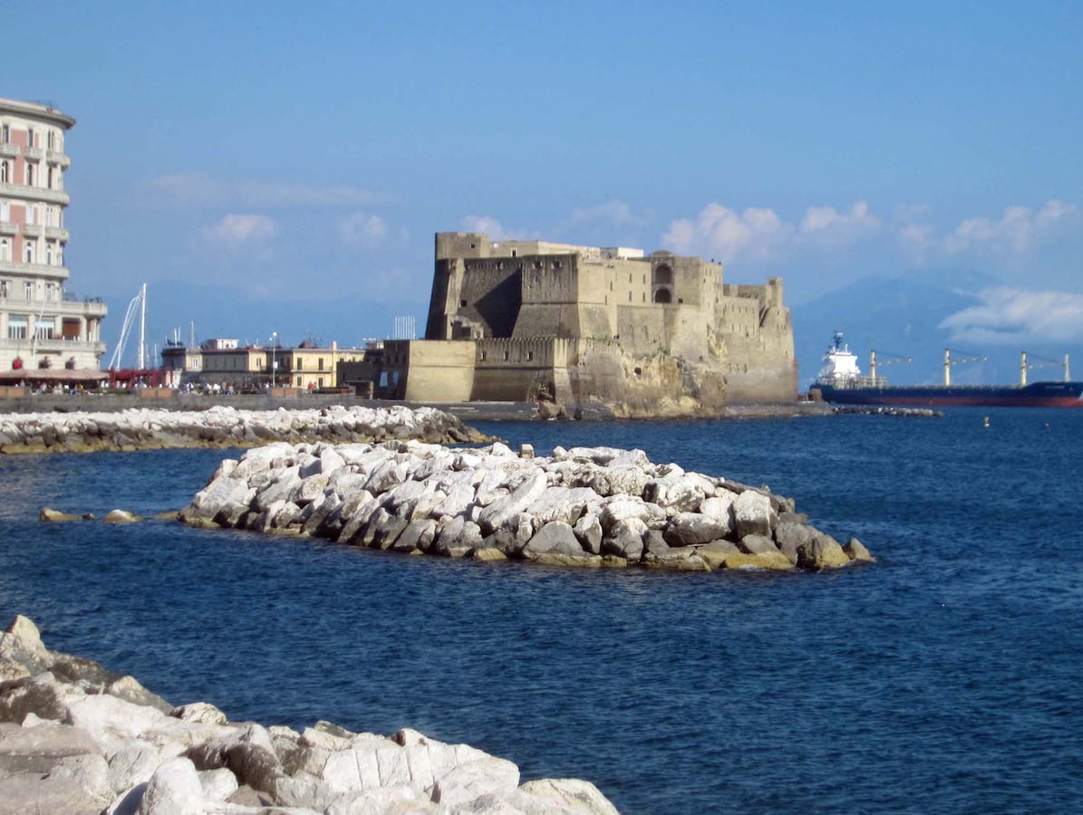 サンタルチアの海に浮く美しき「卵城」/ナポリ [イタリア] All About