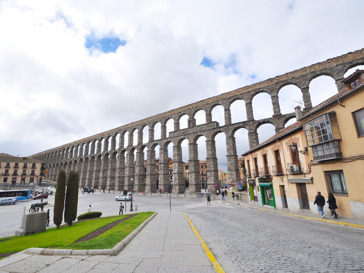 2 4 セゴビア旧市街とローマ水道橋 スペイン 世界遺産 All About