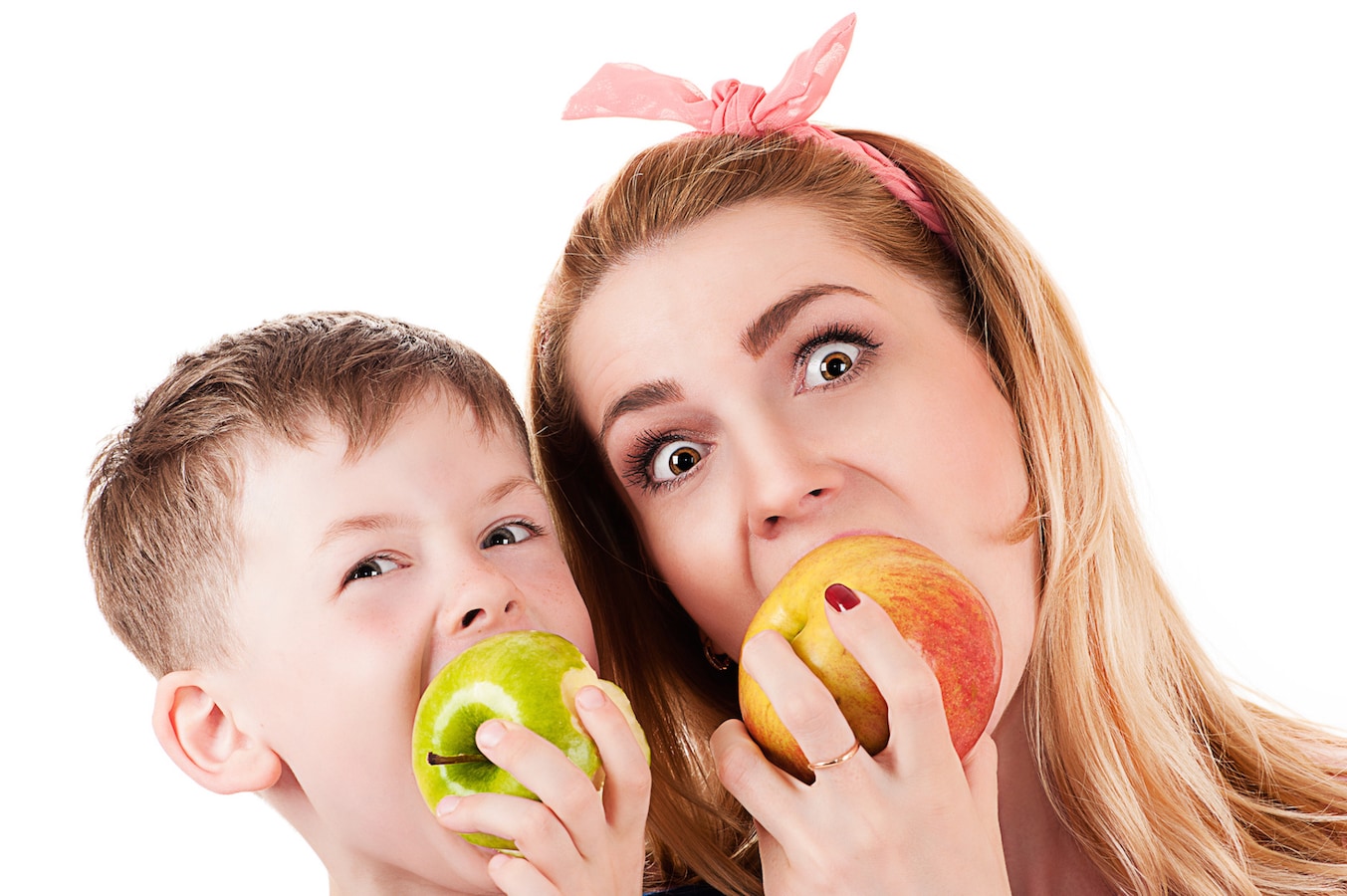 Мама ест яблоко. Мама кушает яблоко. Мама кушает зеленое яблоко. Фото мама ест яблоко.