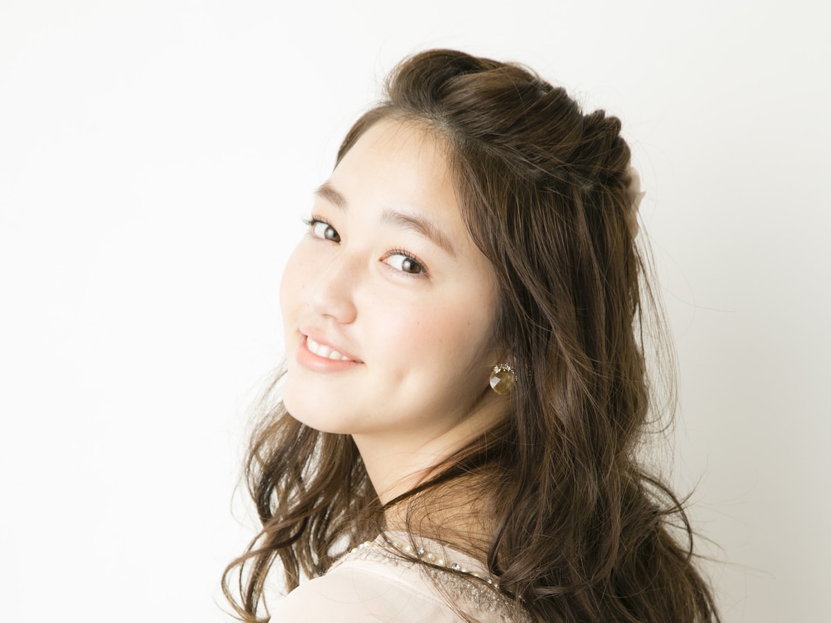 ダブルツイストで姫気分 ティアラ風ダウンスタイル 結婚式 パーティーヘアアレンジ All About