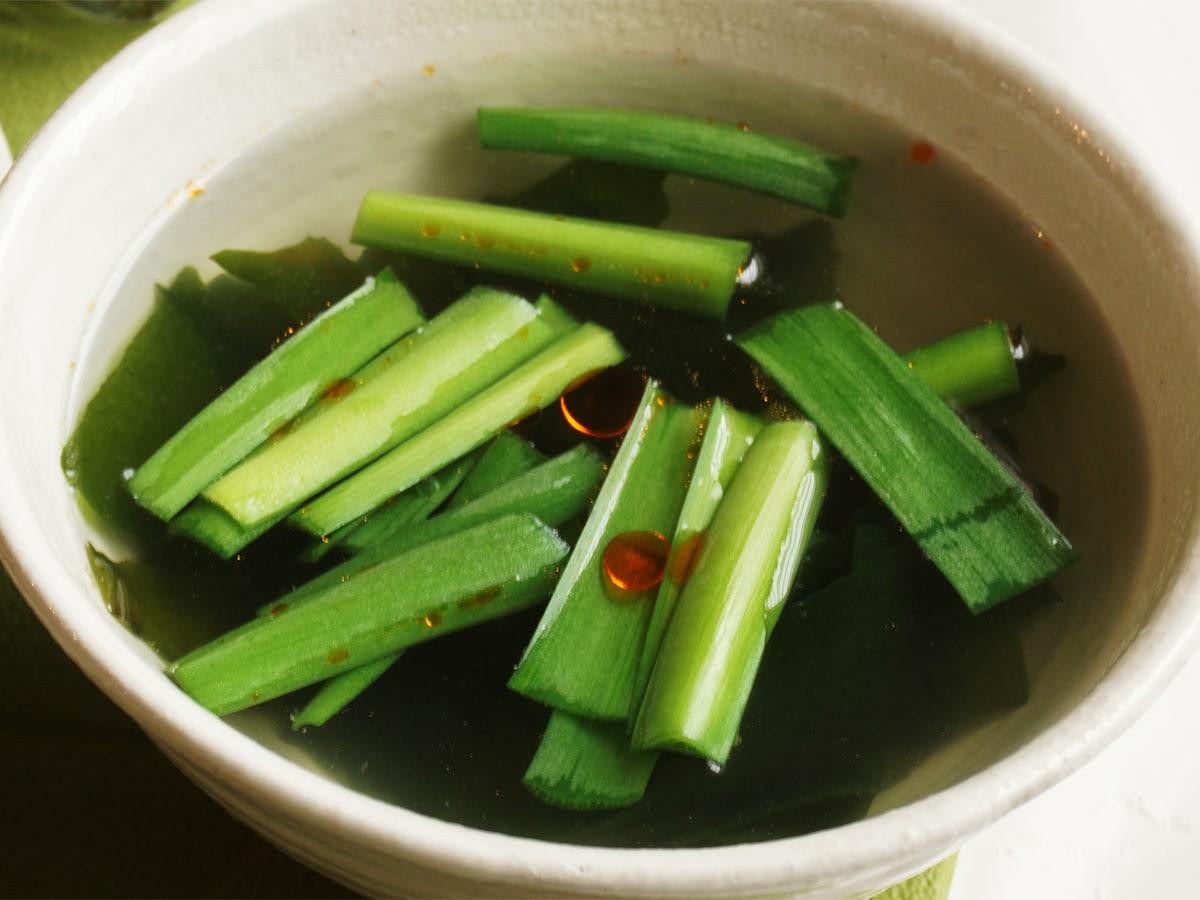 お湯を注ぐだけ ニラとワカメのピリ辛即席スープ 簡単一汁三菜レシピ All About お湯を注ぐだけ ニラとワカメのピリ辛即席スープ 簡単一汁三菜レシピ All About