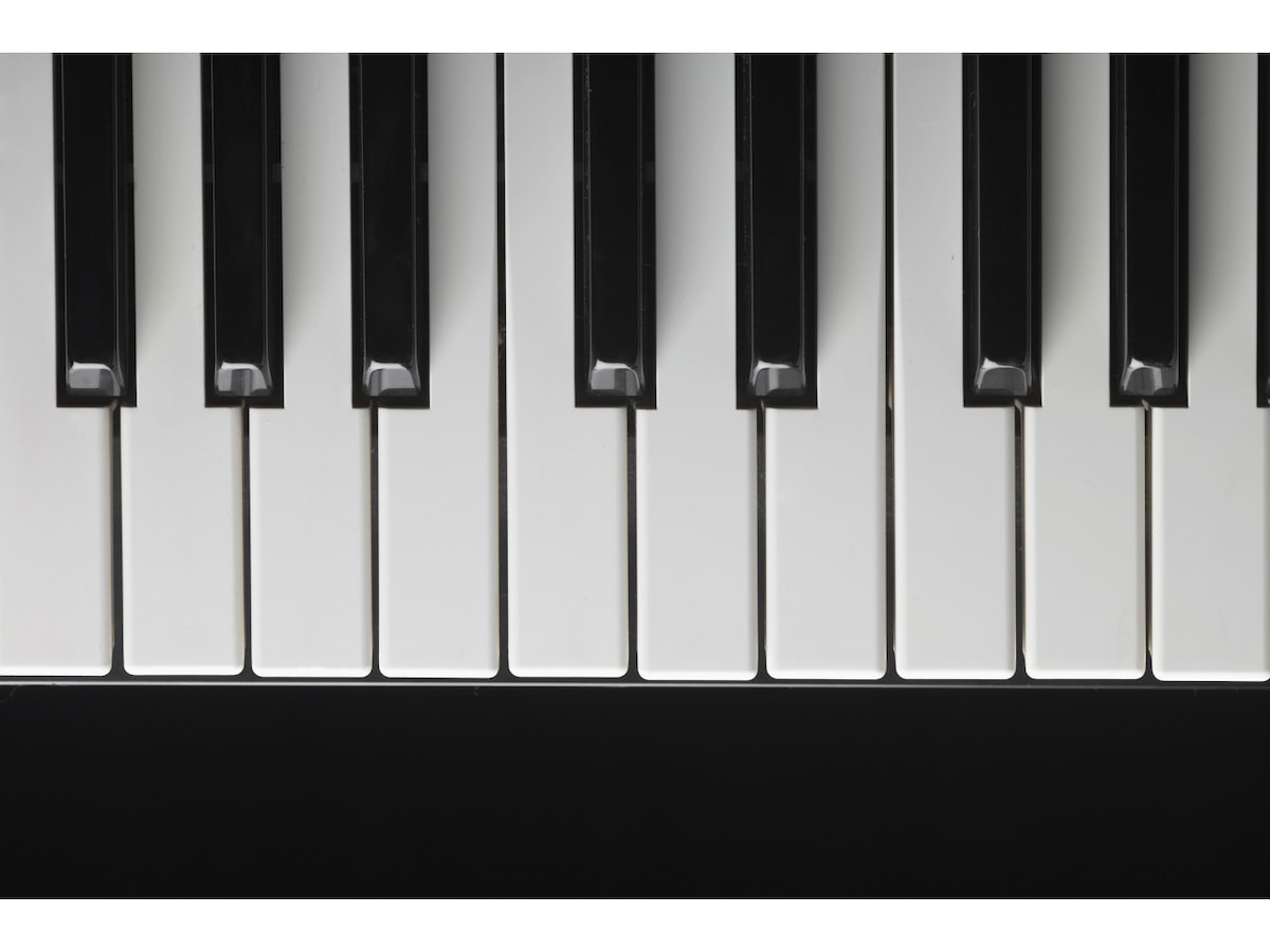 ピアノの色の秘密…鍵盤が「白黒」のワケ！ [ピアノ] All About