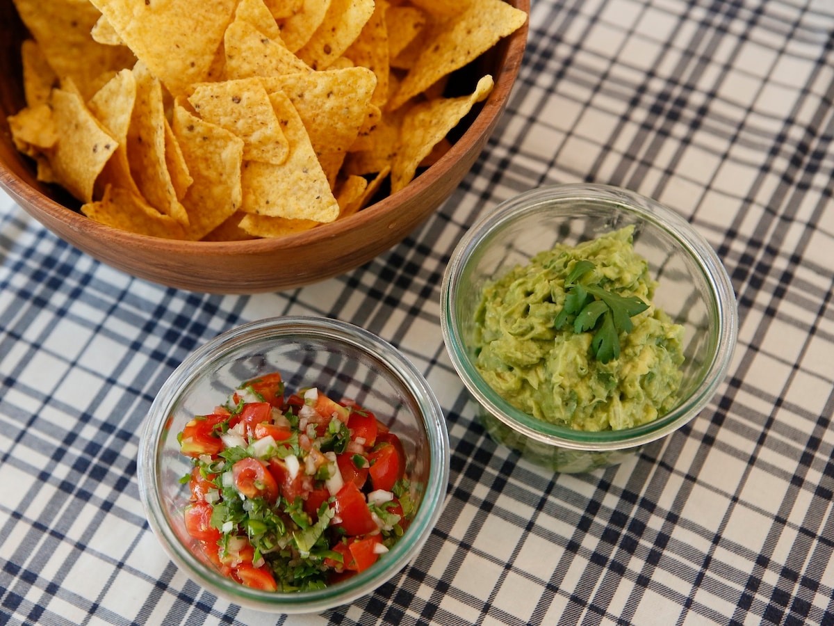トマトとアボカドサルサディップ2種……ワインを楽しむ！ [家飲みおもてなしレシピ] All About