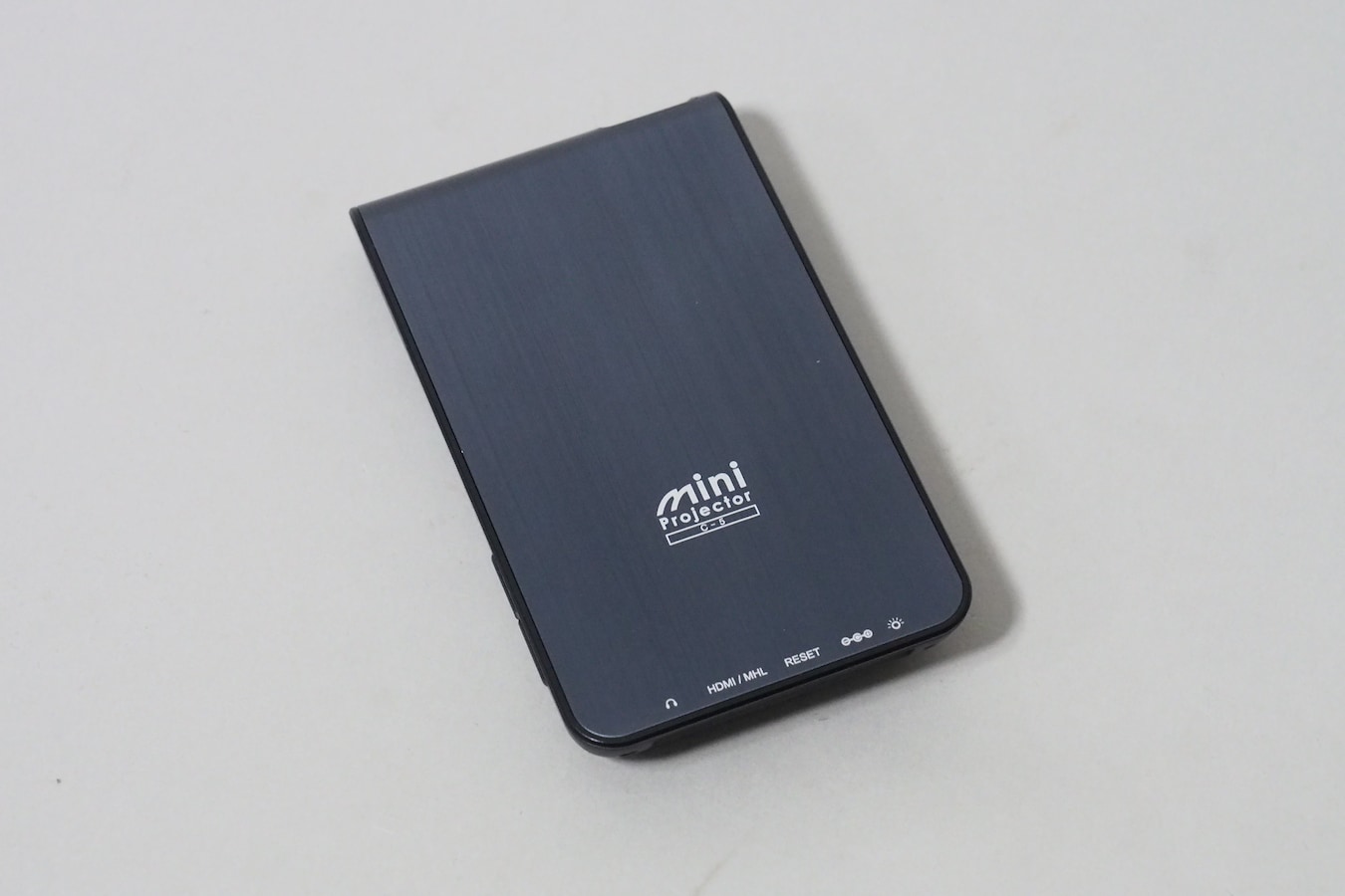 最大80%OFFクーポン モバイルプロジェクター MINI PROJECTOR 最大100ルーメン C-10W シルバー