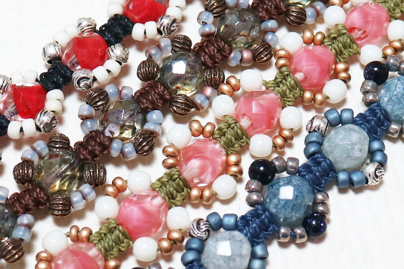 ビーズアクセサリーの編み方 平結びで作るビーズブレスレット ビーズ All About