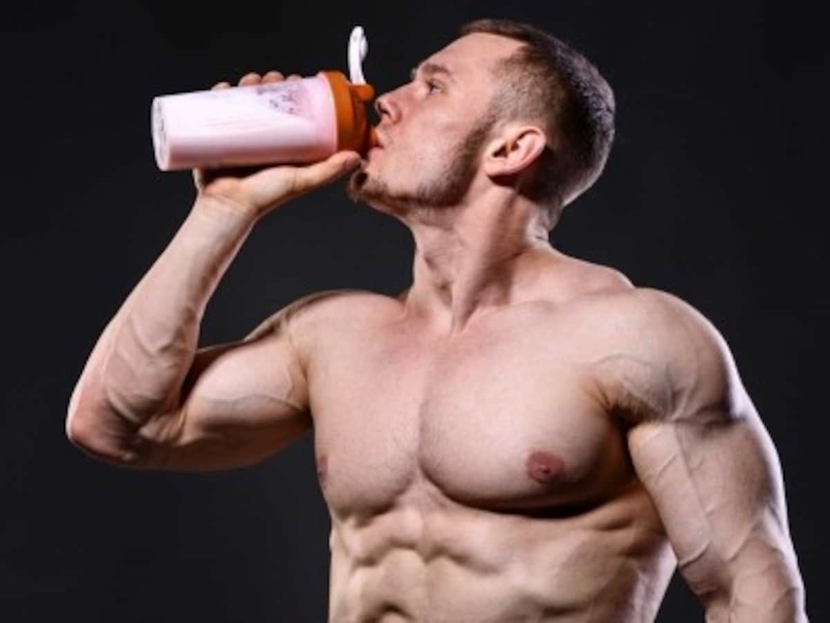 Сила протеину. Спортивные добавки. Протеиновый качок. Спортсмен пьет протеин. Мужчина пьет протеиновый коктейль.