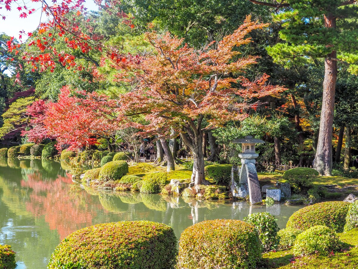 兼六園の紅葉18 見頃時期や混雑状況 ライトアップ 金沢の観光 旅行 All About 兼六園の紅葉18 見頃時期や混雑状況 ライトアップ 金沢の観光 旅行 All About
