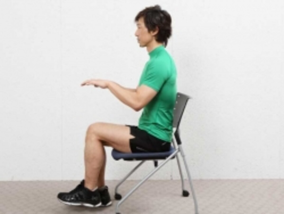 仕事中も筋トレ！座ったままできる腹筋トレーニングなど3種 [筋トレ