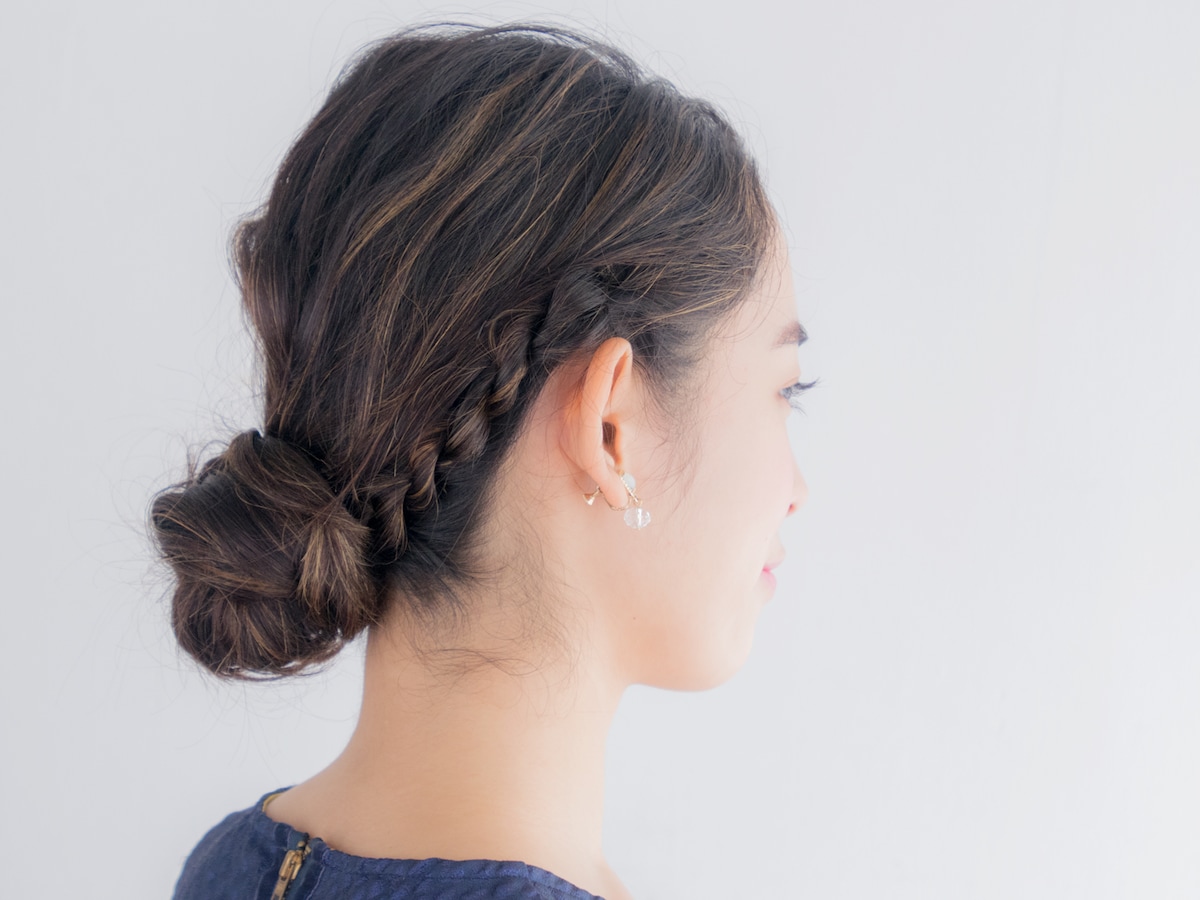 ゴムとピンだけ ロープ編みで作る簡単シニヨンヘア 結婚式 パーティーヘアアレンジ All About