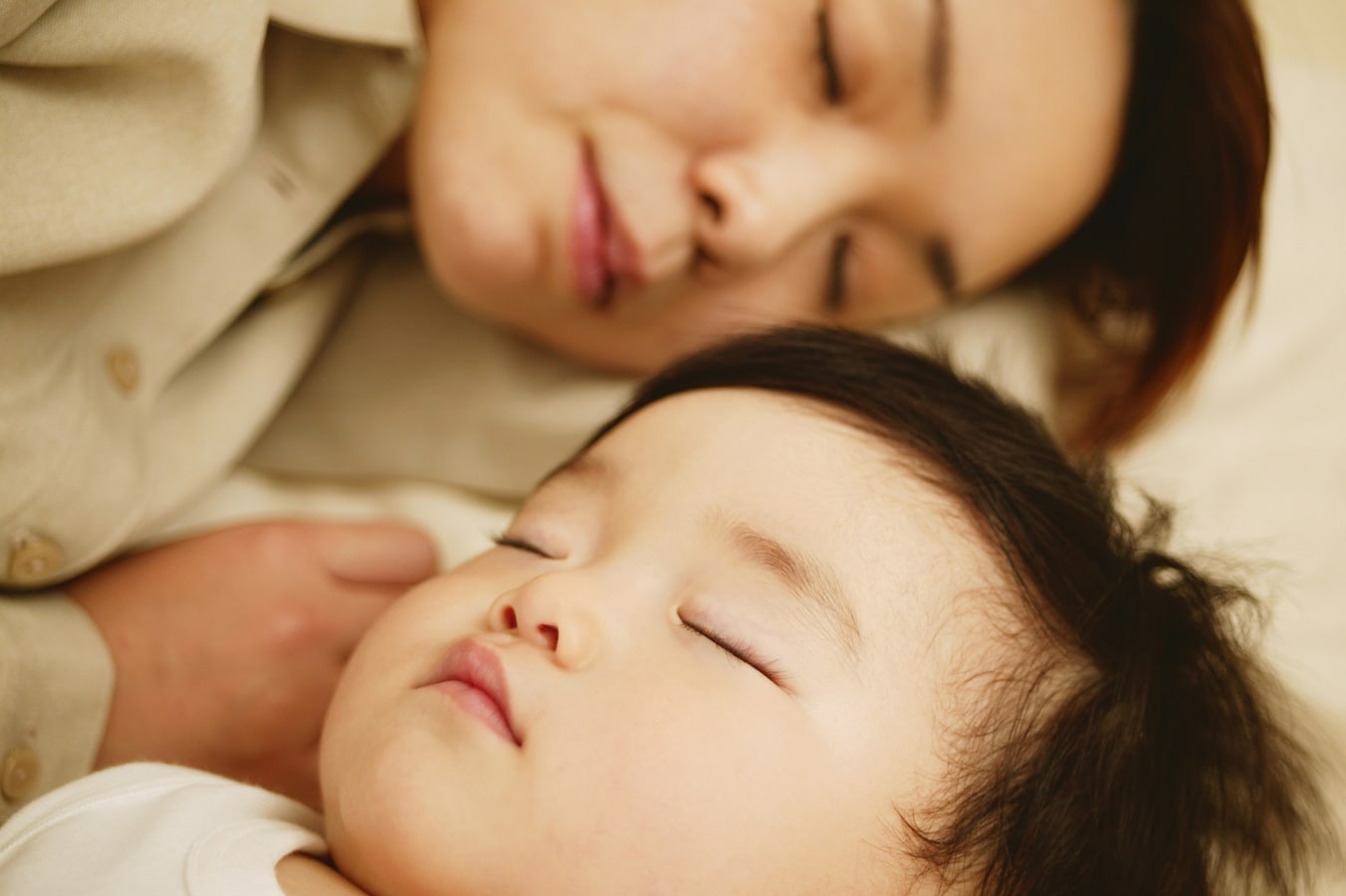 Дети целуют спящих родителей. Мать сон Гуко. Mother sleeping Baby Asia. Baby co sleeping Bad. Приснилась мама отца