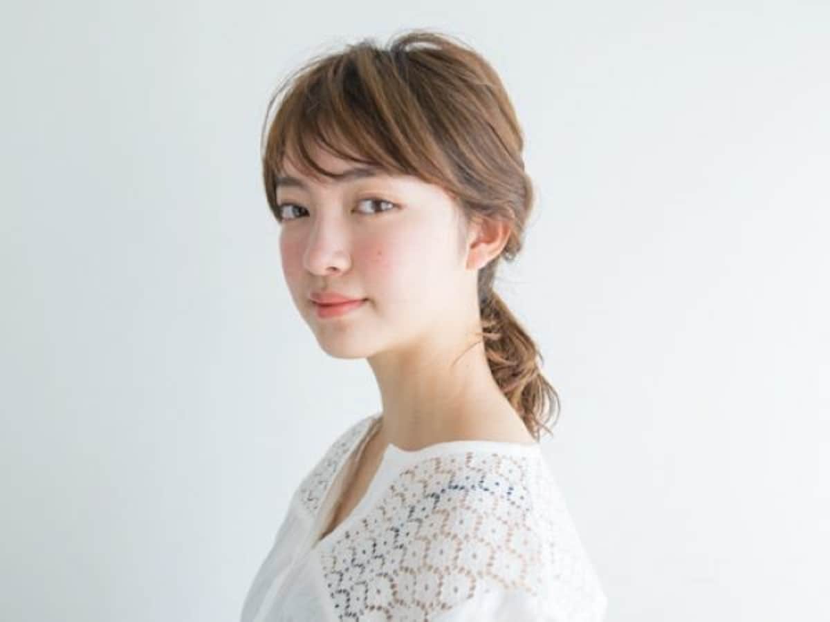 オフィスで使えるまとめ髪 ゴムひとつで簡単ヘアアレンジ ヘアアレンジ All About オフィスで使えるまとめ髪 ゴムひとつで簡単ヘアアレンジ ヘアアレンジ All About