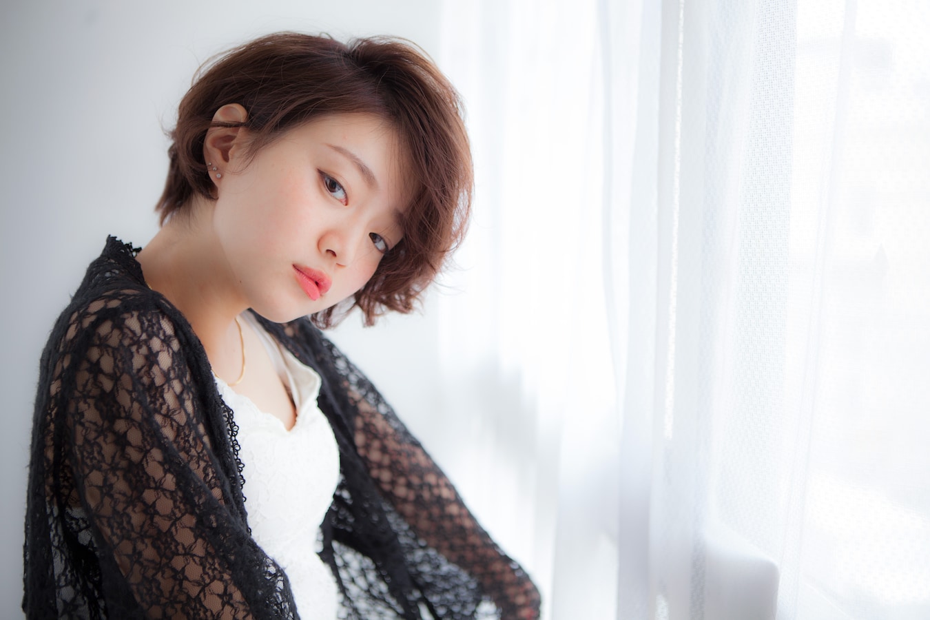 耳かけショートボブ 40代に似合うヘアスタイルであか抜け度アップ