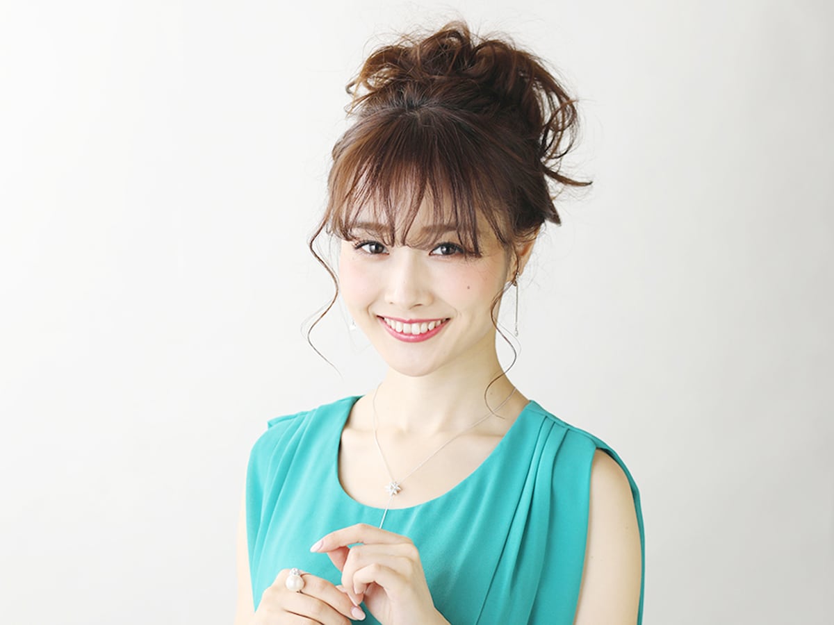 シースルー前髪×大きめお団子のミディアムアレンジ [結婚式・パーティーヘアアレンジ] All About