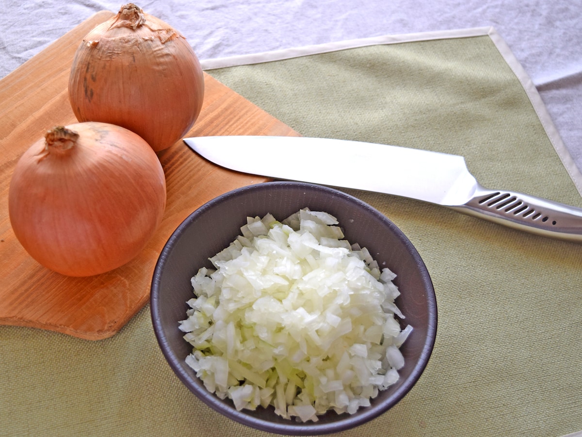 玉ねぎのみじん切りの4つの方法 スライサーを使った便利な方法も 毎日の野菜 フルーツレシピ All About 玉ねぎのみじん切りの4つの方法 スライサーを使った便利な方法も 毎日の野菜 フルーツレシピ All About