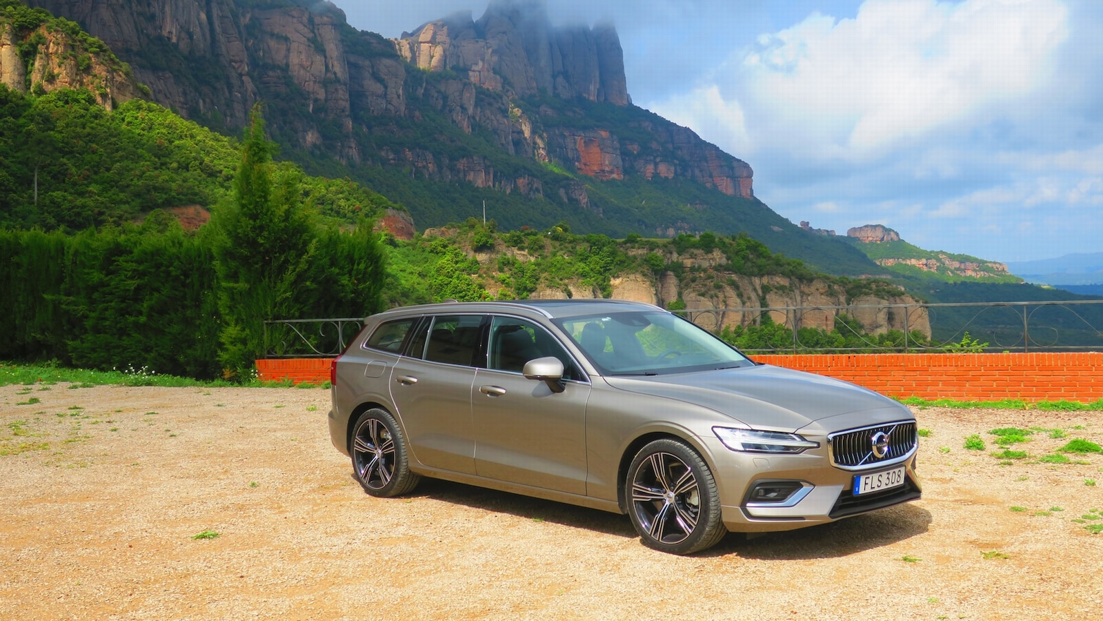 ボルボの新型v60は今秋登場 世界初の安全装備に注目 Volvo ボルボ All About