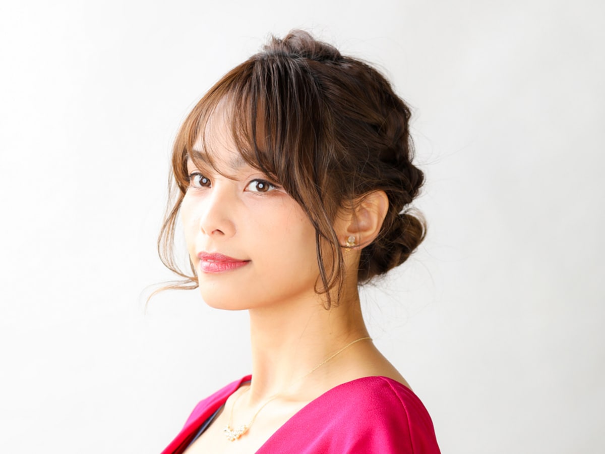 編み込みのフェミニンアレンジ 大人仕様のカチューシャ 結婚式 パーティーヘアアレンジ All About 編み込みのフェミニンアレンジ 大人仕様のカチューシャ 結婚式 パーティーヘアアレンジ All About