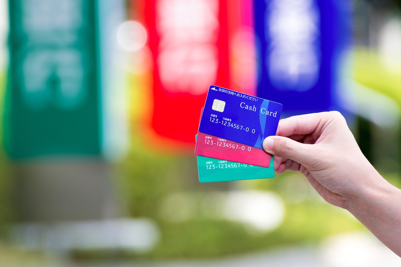 キャッシュカードを紛失…再発行には手数料がかかる？ [銀行・郵便局] All About