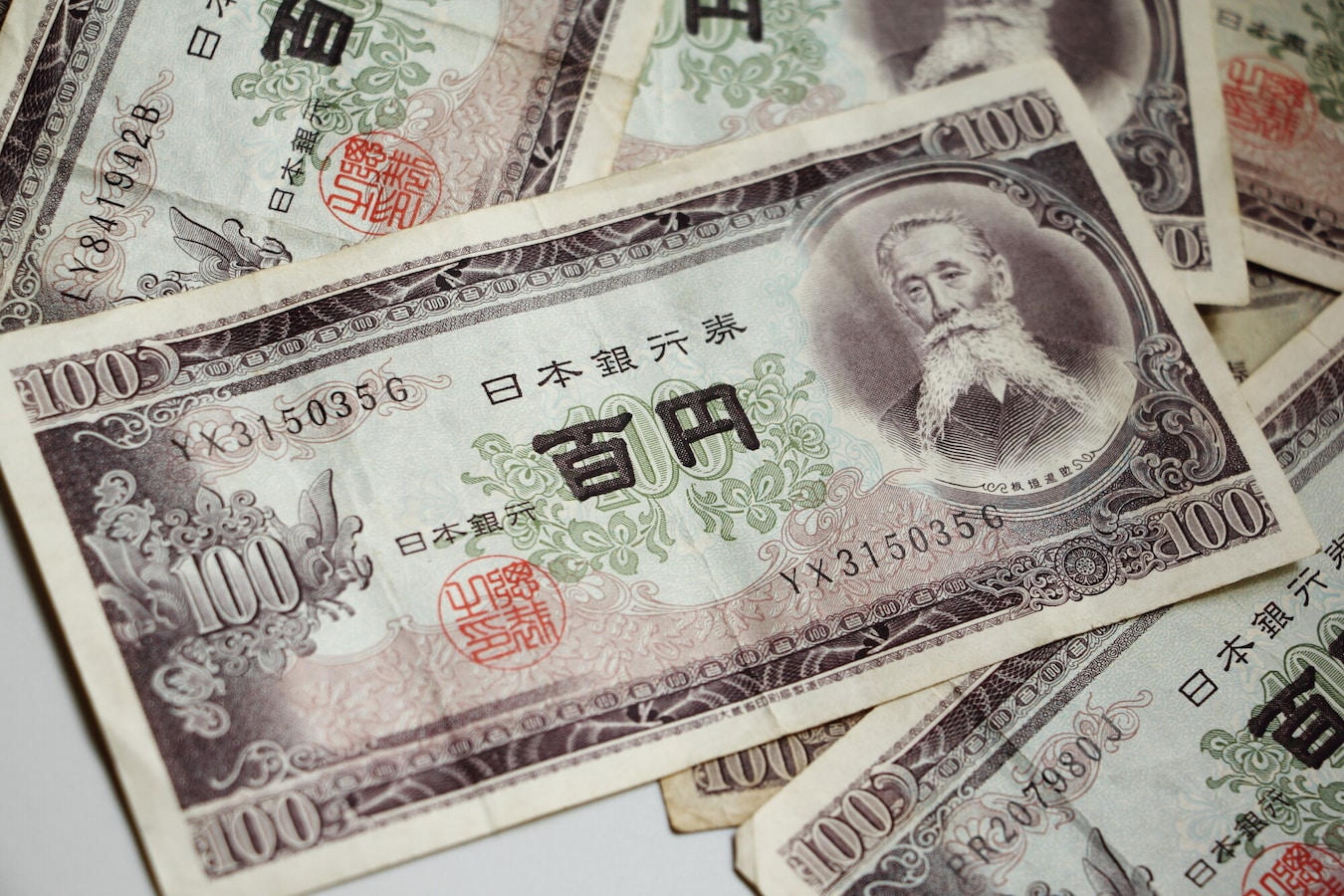 「100円札」が1110倍の11万円に大化け！ 現行紙幣でも高値が期待できる「お宝紙幣」の特徴とは [社会ニュース] All About