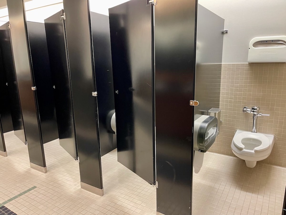 “ユニセックス”トイレが増加中！ ドアの隙間から中の様子が見える？「アメリカのトイレ」事情 [アメリカ] All About