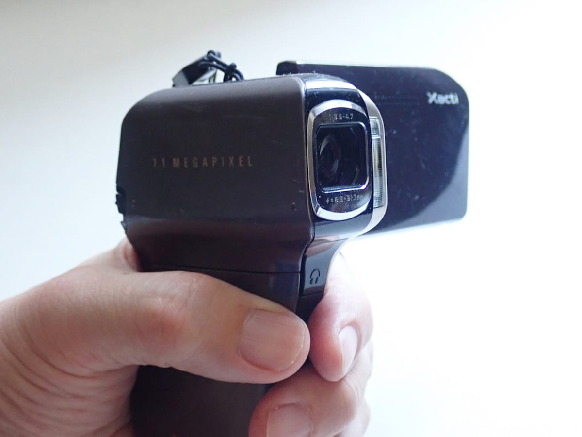 ジョージア 手のひらにのるさデジカメ VERSOS ベルソス デジタルカメラ「VS-N006SY」(ホワイト) VS