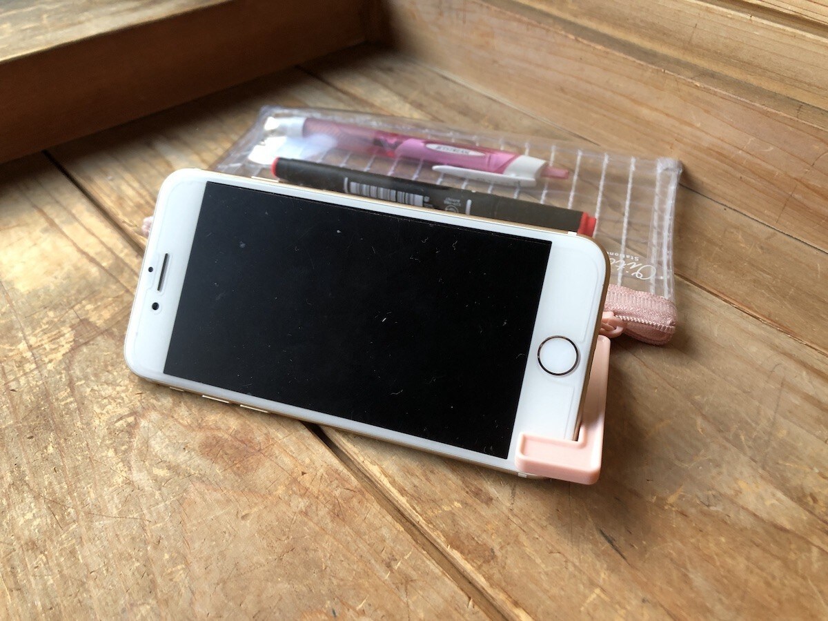 セリアの スマホが立てられるペンポーチ を使ってみた カフェや図書館で使えるけれど注意点も All About News