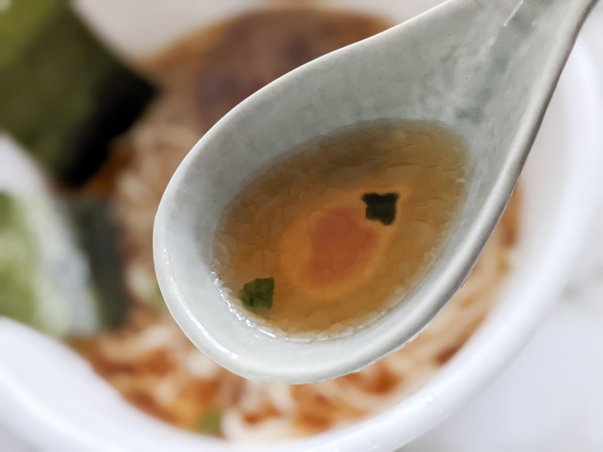 「らぁ麺飯田商店 しょうゆらぁ麺」のスープ